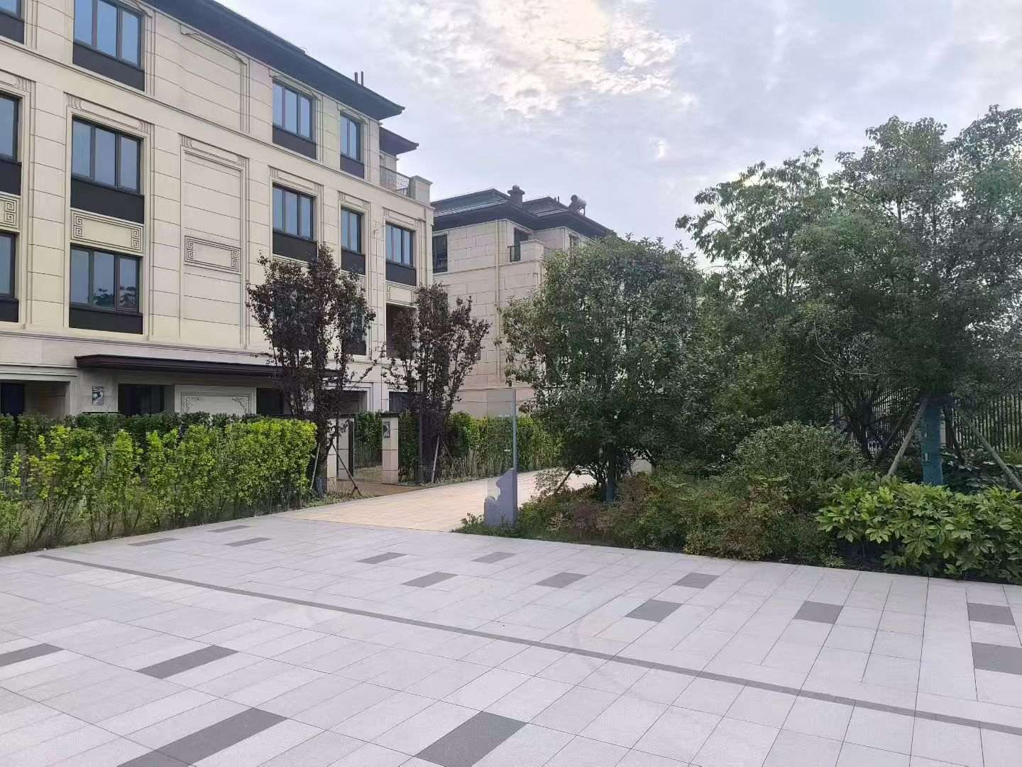 通辽 芝麻白与芝麻白搭配铺装，尺寸1200*600