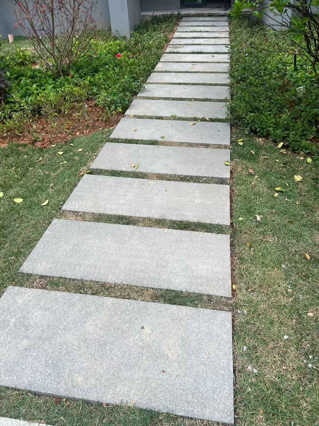 通辽 芝麻黑小区踏步、汀步石铺装效果