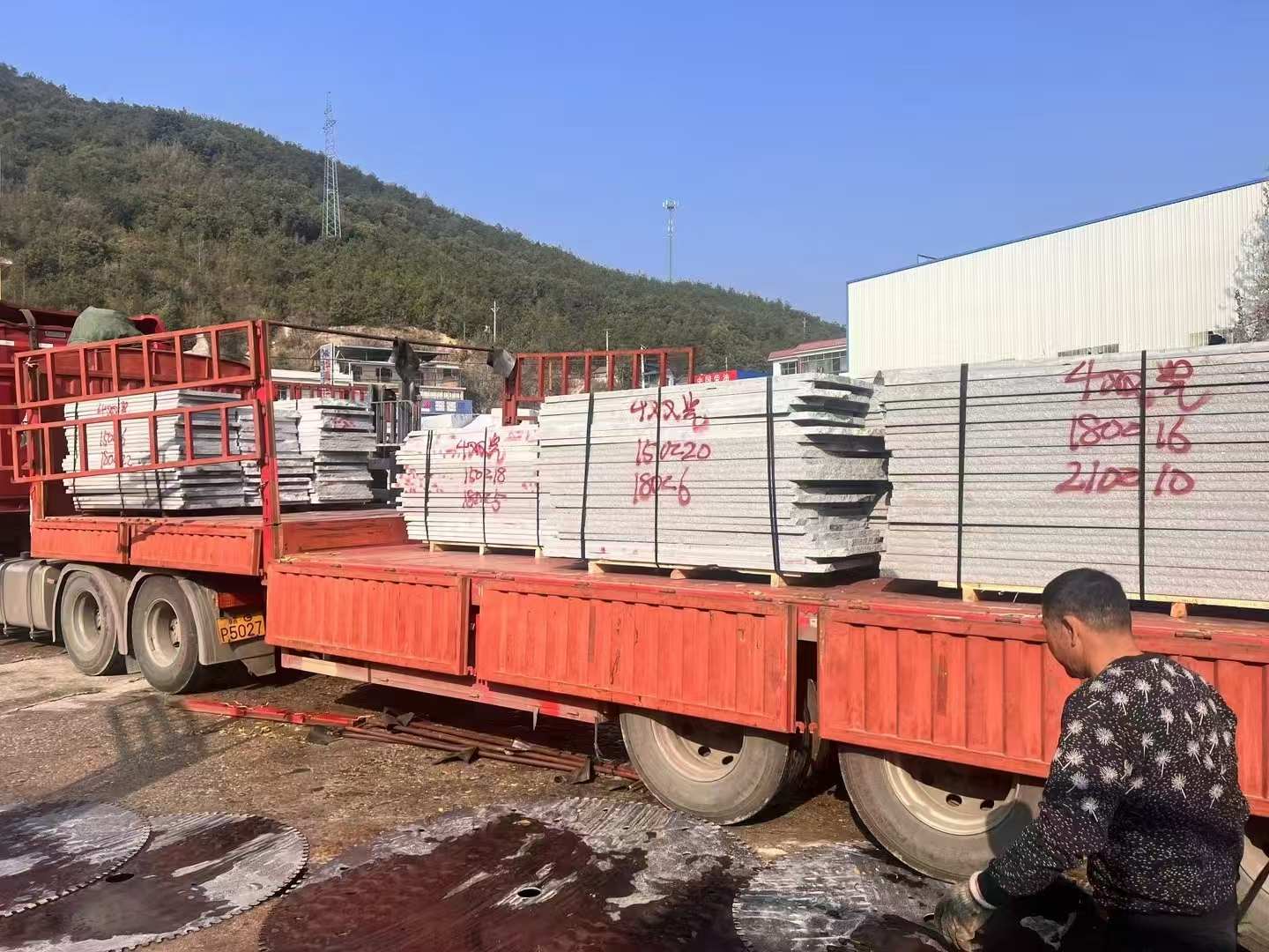 通辽 芝麻灰花岗岩光面毛板出货日常